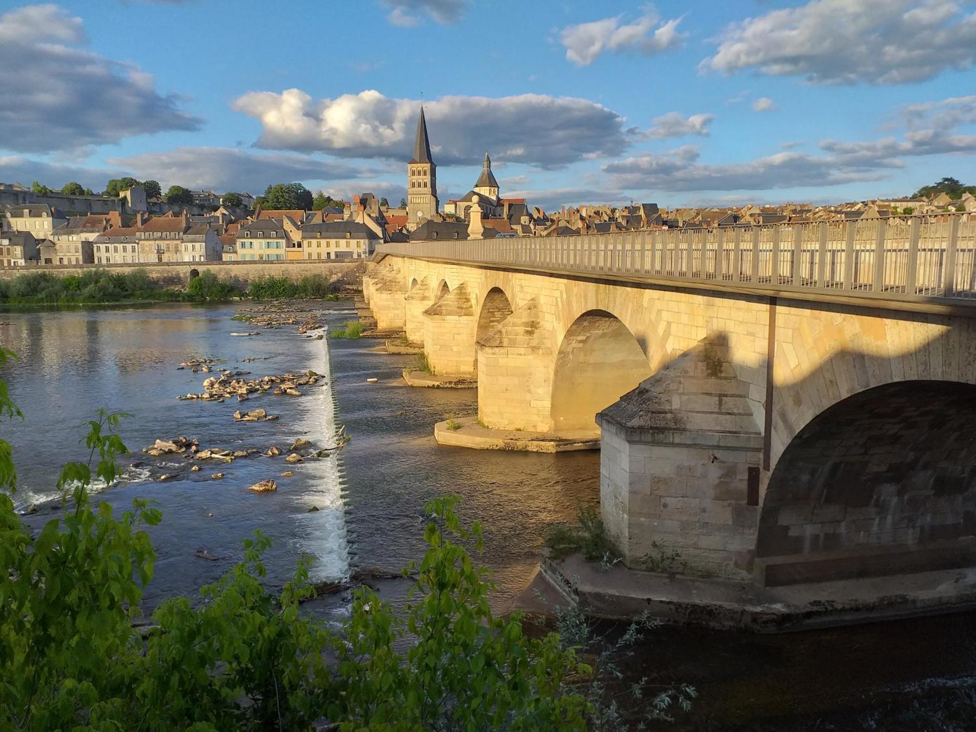 La Cour Du Chateau La Charite-sur-Loire Ngoại thất bức ảnh